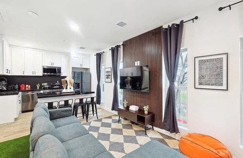 Arlington Casa | Spacious Loft 4 min. to AT&T Stadium w/Ping-Pong