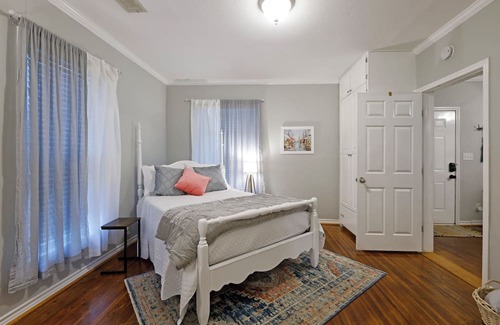Hillsboro Casa | Charming VRBO in Historic District - near Downtown and easy access to Waco/DFW