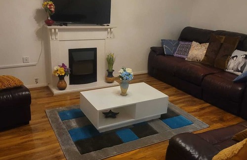 Thamesmead Casa | Exquisite 3-Bed Royal Pearl Home in Greater London