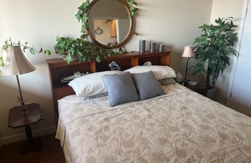 South Burlington Apartamento | 1-BR apartment with deck overlooking Lake Champlain and the Adirondack Mountains