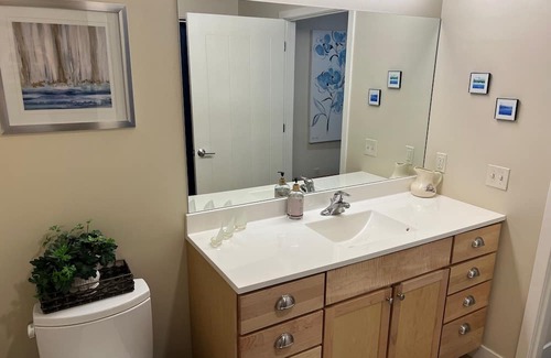 South Burlington Apartamento | 1-BR apartment with deck overlooking Lake Champlain and the Adirondack Mountains