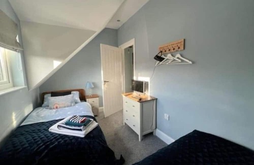 Bridgend Cabina | Orchard Lodge -Coastal Retreat, new build, village views, private garden/terrace