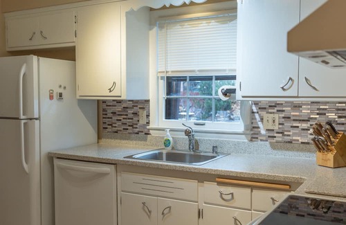 Shorewood Casa | Larkin Street Townhome and Gardens