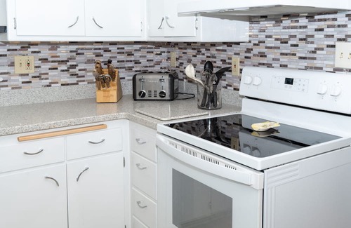 Shorewood Casa | Larkin Street Townhome and Gardens
