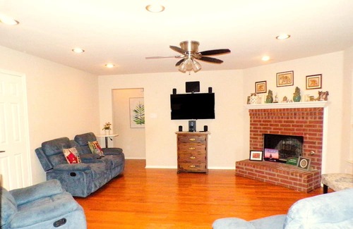Wylie Casa | Beautiful 5 Bedroom / 3 Bathroom Home in a gorgeous resort type community