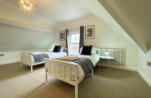 Doncaster Apartamento | 4 Bedroom Duplex Near Races and Hospital, Sleeps 7
