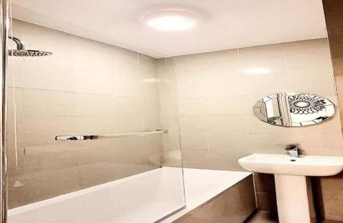 Mile End Apartamento | Evo Mile- 2 Bedroom Flat, Sleeps Upto 3, 3 min walk to Mile End Station