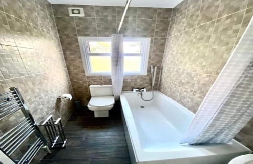 Bow West Apartamento | Mile End - 1 Bedroom Apartment, Sleeps Upto- 2, 3 Min Walk to Mile End Station