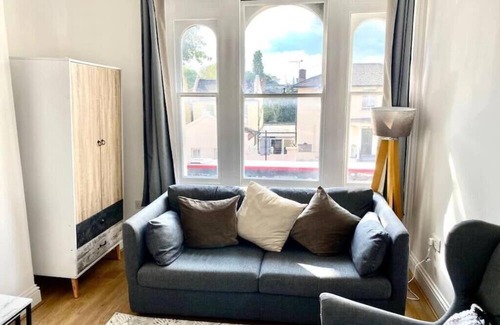 Bow West Apartamento | Mile End - 1 Bedroom Apartment, Sleeps Upto- 2, 3 Min Walk to Mile End Station