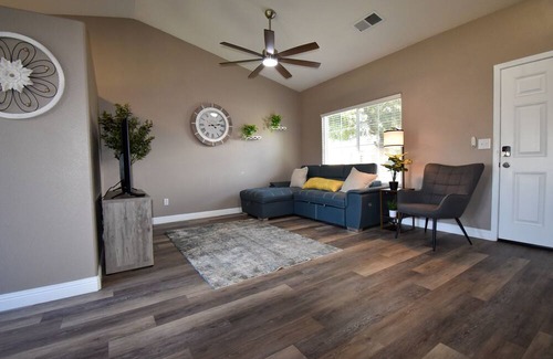 Porterville Casa | Serene 2 BR Cottage W/ SPA / Game Room / Office