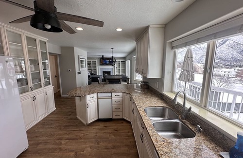Alpine Casa | Stunning mountain and valley views this Alpine home is conveniently located.