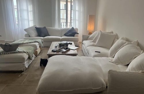 Saint-Tropez Apartamento | ST Tropez Plein Centre Appartement Lumineux Avec Parking Place des Lices