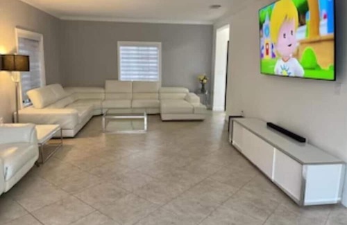 Country Walk Casa | Super Clean, Luxurious 6 Bedroom Home
