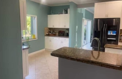 Country Walk Casa | Super Clean, Luxurious 6 Bedroom Home