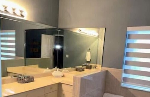 Country Walk Casa | Super Clean, Luxurious 6 Bedroom Home