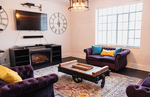 Detroit Cabaña | Cozy Cottage Getaway