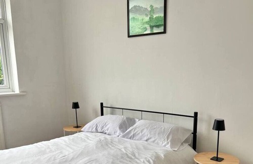 Lea Bridge Casa | Pair Paradise Haven - Double room