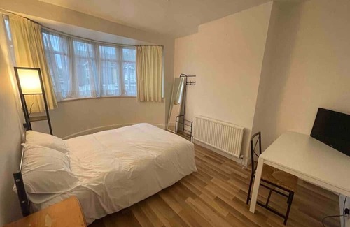 Lea Bridge Casa | Twin Tranquility- Room in Leyton