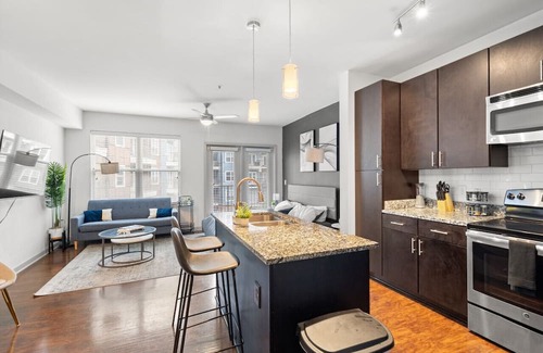 Cherry Apartamento | Luxurious 1 King Bed Suite—In Uptown Charlotte!