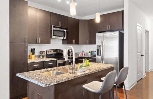 Cherry Apartamento | Luxurious 1 King Bed Suite—In Uptown Charlotte!