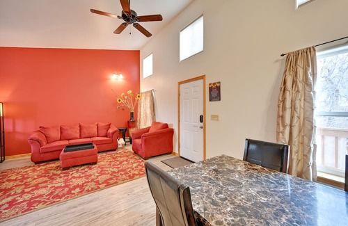 Crestone Apartamento | ‘The Penthouse’ Crestone Studio w/ Private Balcony
