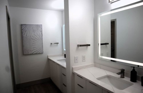 Third Ward Apartamento | Spacious and Modern 4 Bedroom Uptown Charlotte. Walk to Bank of America Stadium!