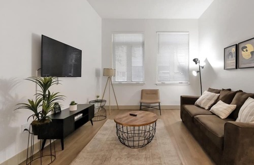 Third Ward Apartamento | Spacious and Modern 4 Bedroom Uptown Charlotte. Walk to Bank of America Stadium!