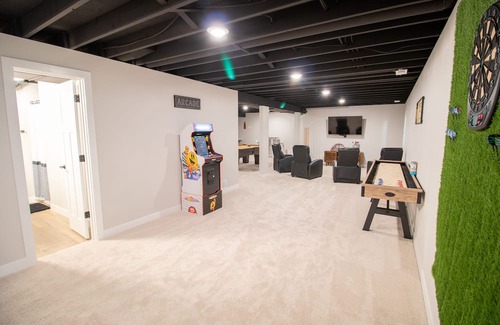 Washburn Casa | Ultimate 4-Bedroom Getaway w/ Hot Tub & Pool Table