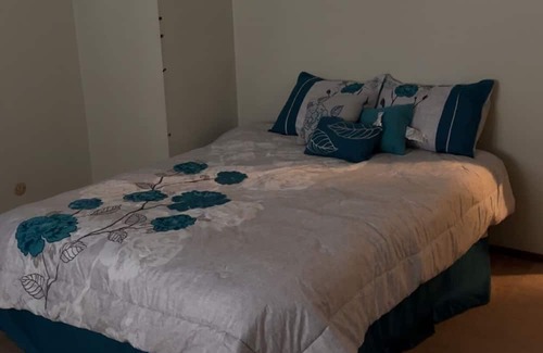 Champaign Casa | Cozy , Comfortable, Clean & Safe Beautiful Townhome Fully Furnished!
