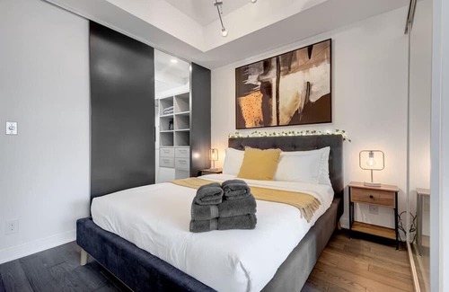 Central Waterfront Apartamento | Perfect Downtown Stay: Steps from CN Tower & Arena