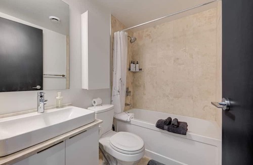 Central Waterfront Apartamento | Perfect Downtown Stay: Steps from CN Tower & Arena