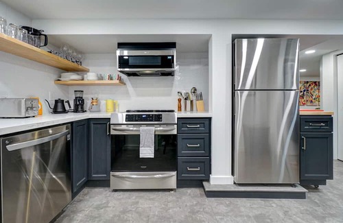 Loyal Heights Apartamento | Escape Seattle's Rain - Ballard Contemporary Flat w/Hot Sauna & EV Charger