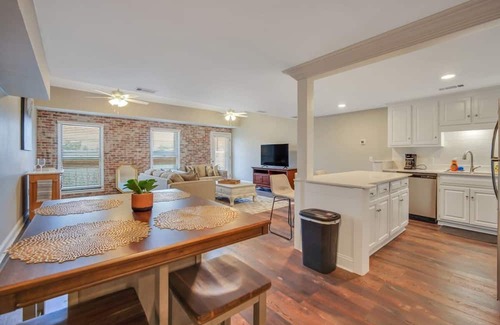 Statesboro Apartamento | Downtown Loft - Above Bull Barrel Close to Georgia Southern