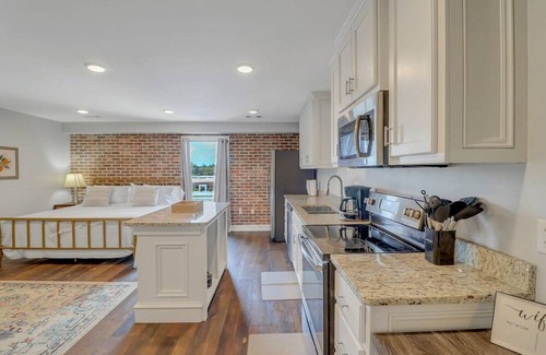 Statesboro Apartamento | The Post Suite - Above Bull Barrel Close to GSU