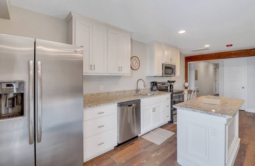 Statesboro Apartamento | The Post Suite - Above Bull Barrel Close to GSU