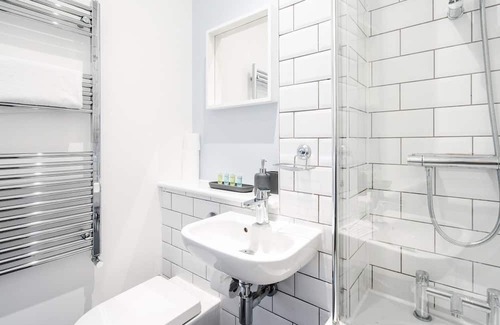 Liverpool Apartamento | Pass the Keys | Unique Grade II Listed Flat in Liverpool Parking