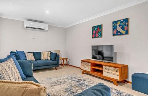Silverwater Casa | Renovated 3 bedroom house Close to the lake with room to park your boat!