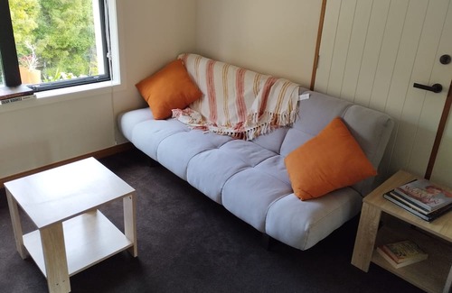 Albany Heights Apartamento | Secluded forest retreat -3min to Albany - incl pool and large patios
