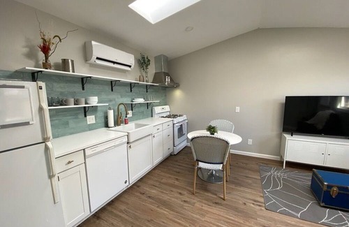 Olde Town Arvada Cabaña | Bright and Updated Olde Town Arvada Carriage House 1B/1B