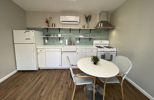 Olde Town Arvada Cabaña | Bright and Updated Olde Town Arvada Carriage House 1B/1B