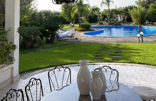 Corigliano D'Otranto Casa | Holiday Home 'Casita Flor' with Shared Pool, Wi-Fi and Air Conditioning