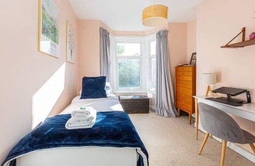 Hoe Street Apartamento | Vibrant 2BR Flat in Walthamstow, 5 min to Tube