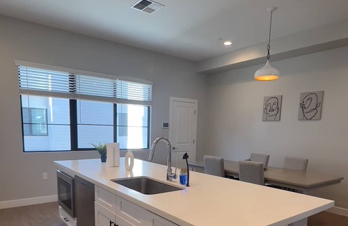Camelback East Casa | Arizona desert retreat 3 bed 3.5 bath Family sized home with onsite pool & gym.