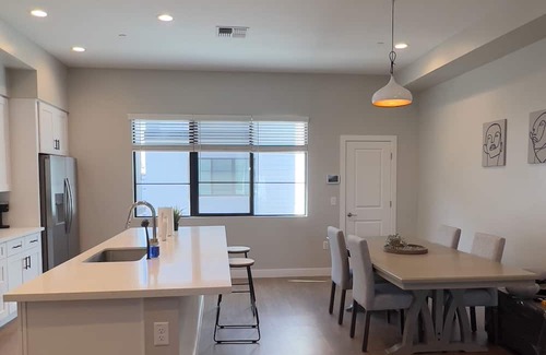 Camelback East Casa | Arizona desert retreat 3 bed 3.5 bath Family sized home with onsite pool & gym.