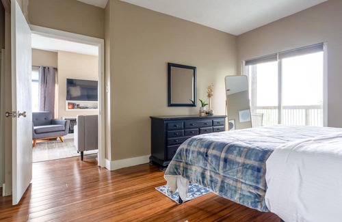 Pittsburgh Apartamento | Unmatched City View! King Bed, 2BR Apt. Free Parking!