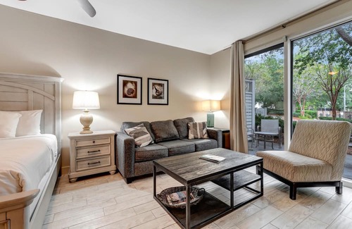 Baytowne Wharf Condominio | Ground-Floor Studio: Courtyard Patio, King Bed, Kitchenette - Sleeps Up to 4 Guests for a Relaxing Stay! at Sandestin Golf and Beach Resort