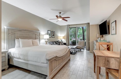 Baytowne Wharf Condominio | Ground-Floor Studio: Courtyard Patio, King Bed, Kitchenette - Sleeps Up to 4 Guests for a Relaxing Stay! at Sandestin Golf and Beach Resort