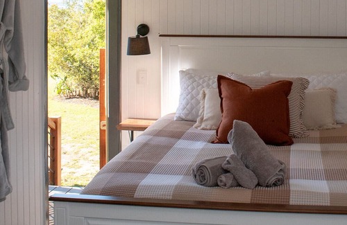 Barrine Otro | Hitching Rail Retreat
