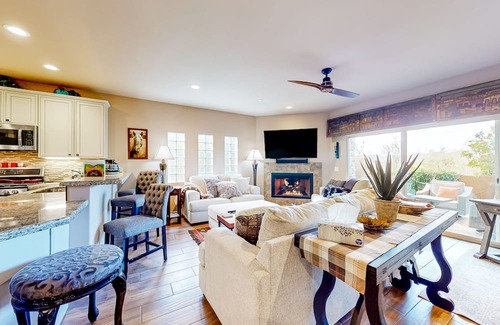 Cave Creek Casa | Chic townhome with mountain views, pool, & hot tub access - close to downtown