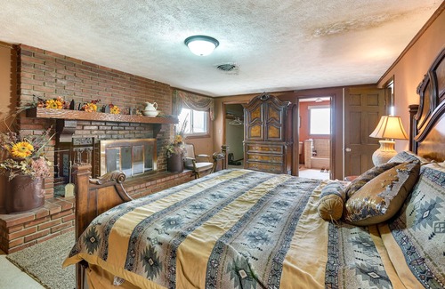 Hutchinson Casa | Hutchinson Home w/ Pond Access - 3 Mi to Town!
